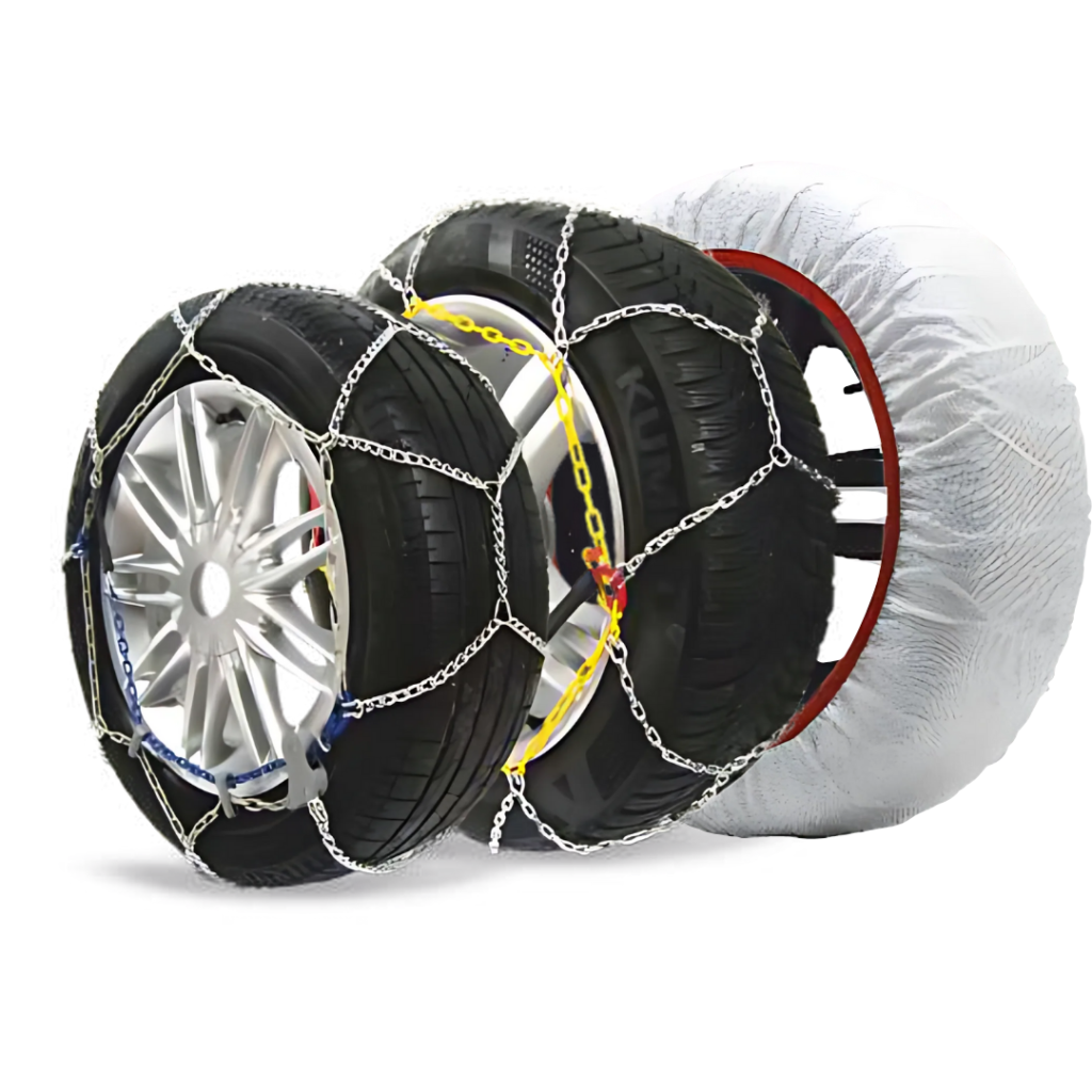 tre gomme di veicolo a motore, le prime due con delle catene da neve mentre la terza ha una calza da neve bianca con il bordo rosso